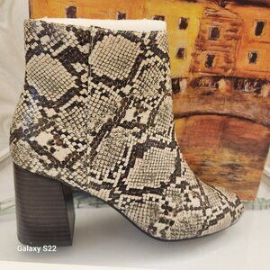 Bella Vita Women's Wilma Ankle Booties Taupe Snake Size 7 W. NIB